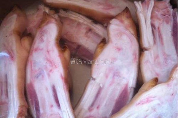 海天酱炖猪蹄的做法图解1