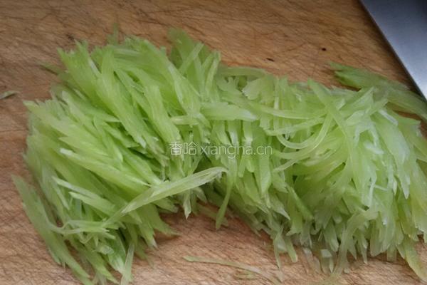 凉拌窝笋丝。的做法图解1