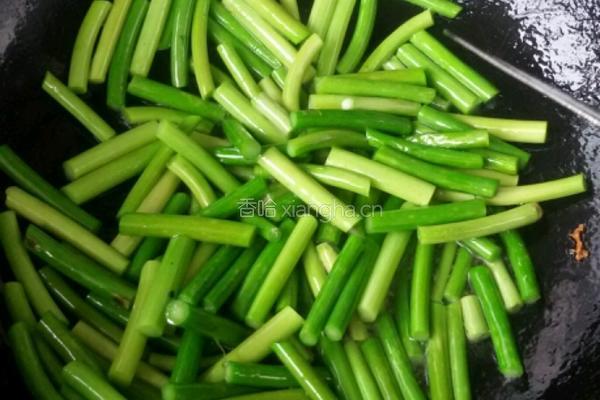 牛肉丝炒蒜苔。的做法图解2