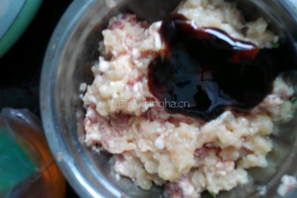 猪肉鸡肉玉米粒馅饺子的做法图解3