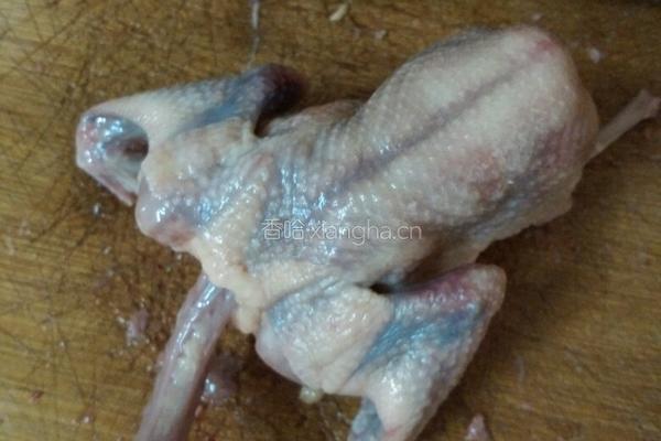 青椒烧鸽肉的做法图解1