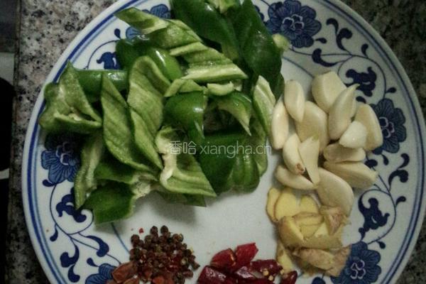 土豆烧肥肠的做法图解2