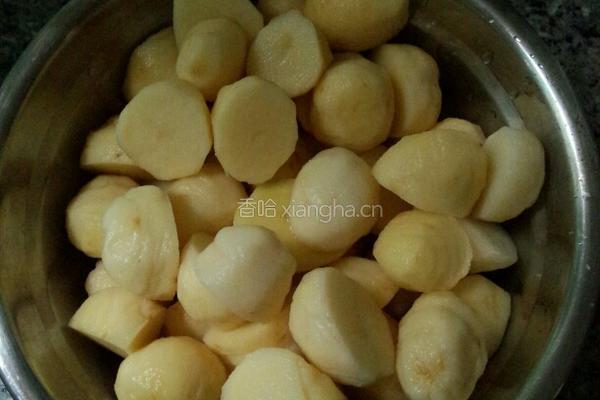 土豆烧肥肠的做法图解3