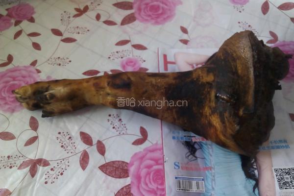 腊猪脚炖海带的做法图解1