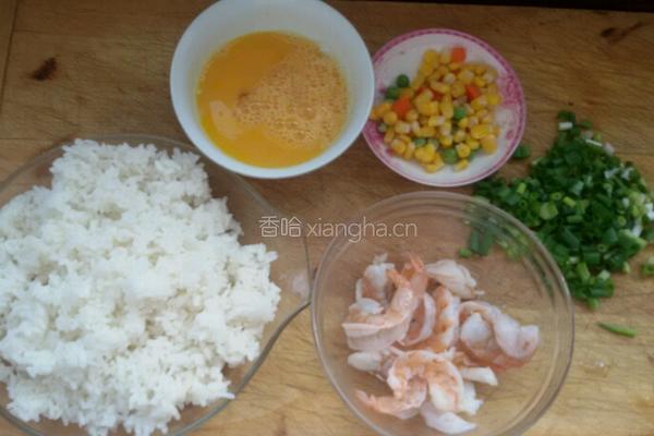 虾仁炒饭。的做法图解1