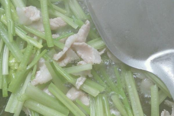 香菇芹菜炒肉的做法图解5