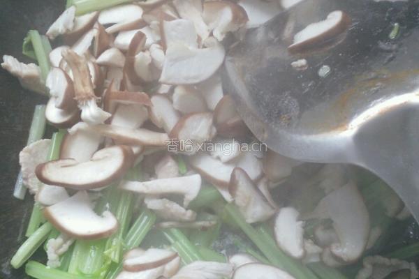香菇芹菜炒肉的做法图解7
