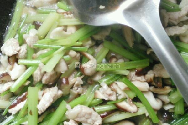 香菇芹菜炒肉的做法图解8
