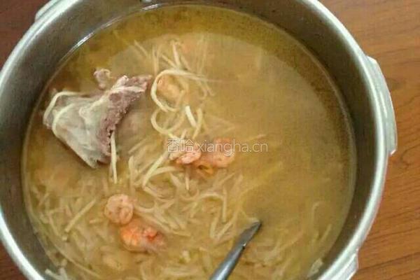筒骨煲笋汤