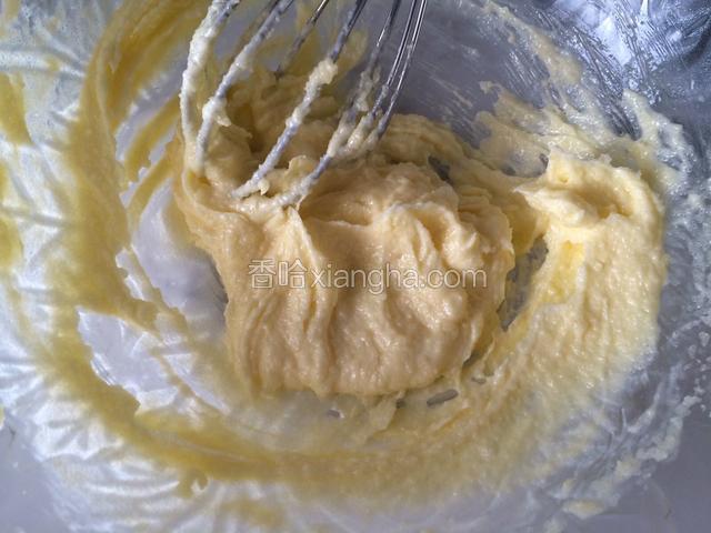 加入糖，用打蛋器打发至体积蓬松，颜色变浅；
