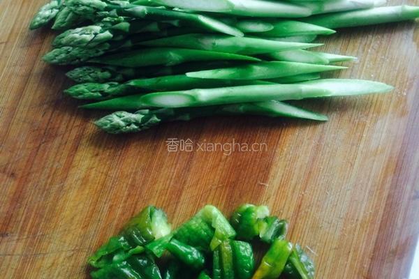 芦笋炒肉的做法图解1
