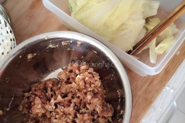 白菜包肉的做法图解1