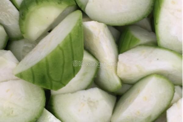丝瓜皮蛋豆腐汤的做法图解1