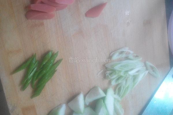丝瓜炒香肠的做法图解1