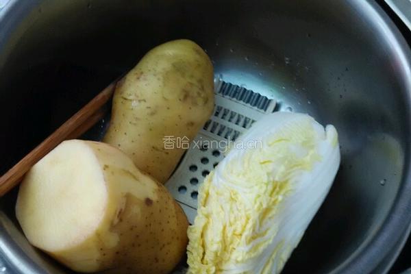 高压锅腊鸡土豆白菜黑木耳汤的做法图解3