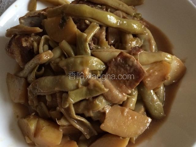 再盛上一盘豆角炖土豆，美美地吃吧！