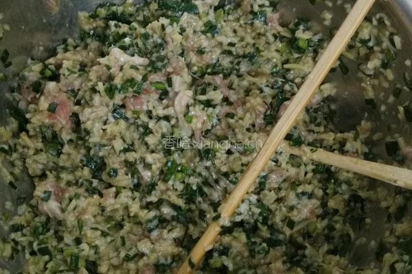 韭菜土豆猪肉水饺的做法图解1