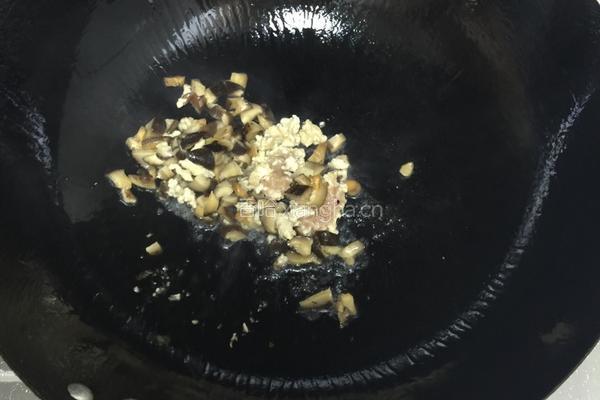 皮蛋瘦肉粥的做法图解2