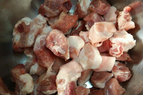 红烧肉烧土豆的做法图解1