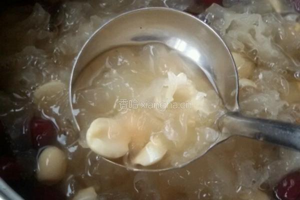 银耳甜汤。的做法图解2