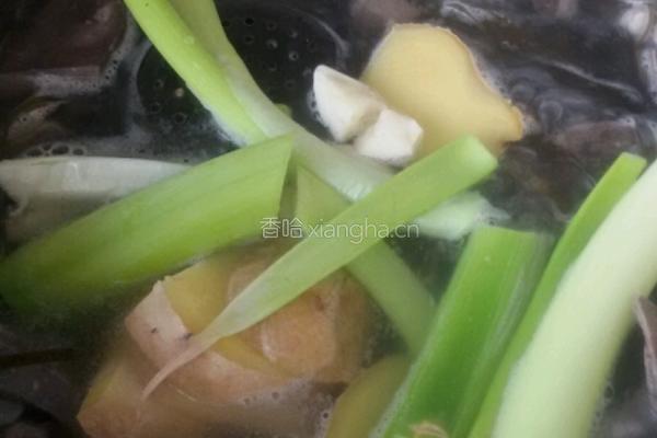 清汤羊杂炖海带。的做法图解3