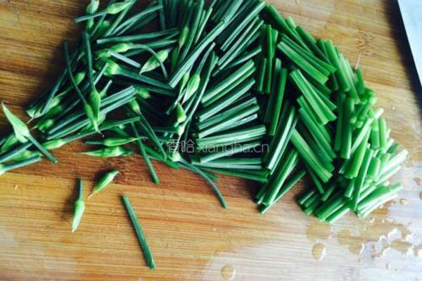 墨鱼仔韭菜苔的做法图解1