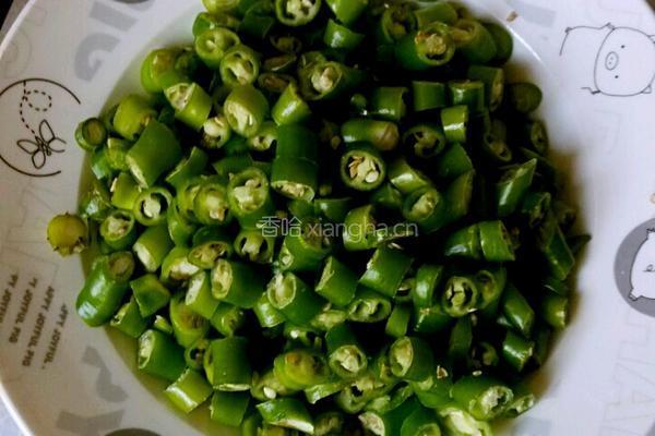 辣椒炒鸡腿的做法图解2