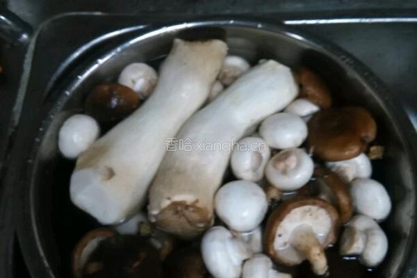 意大利香草扒蘑菇沙拉的做法图解1