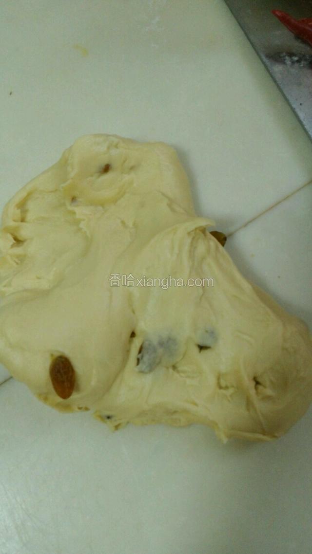 面粉半斤，酵毌1.5钱，改良剂1钱，水2两，鸡蛋半个，糖1.5两，和成面团，再加黄油5克，盐0.2克搅匀，揉打成起膜