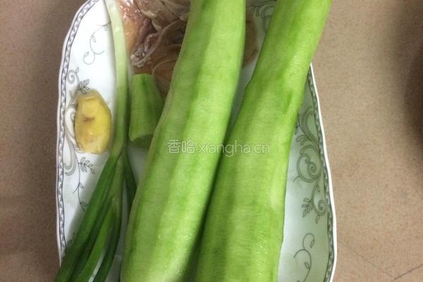 鱿鱼炒丝瓜的做法图解1