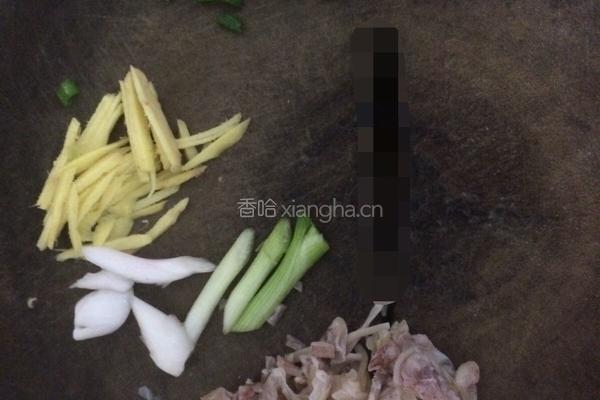 鱿鱼炒丝瓜的做法图解2