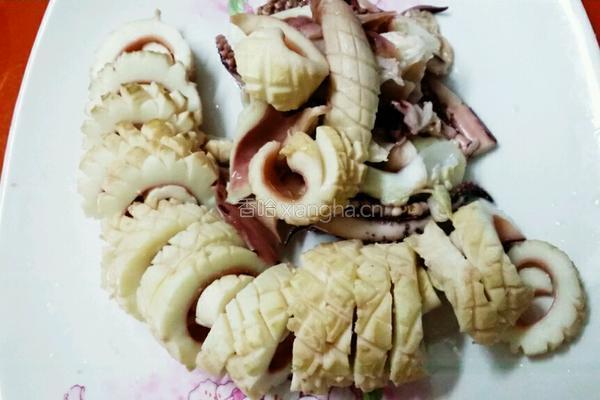 双椒炒鱿鱼的做法图解2