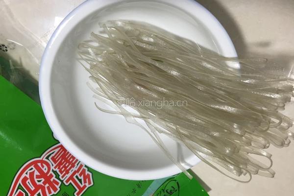 腊肉炖土家红薯粉丝的做法图解2