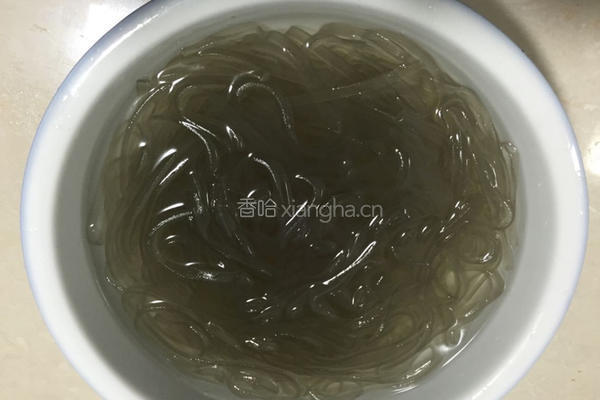 腊肉炖土家红薯粉丝的做法图解3