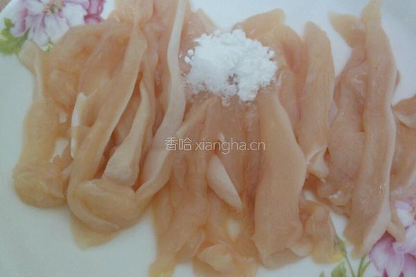 榨菜丝炒鸡胸脯肉的做法图解2