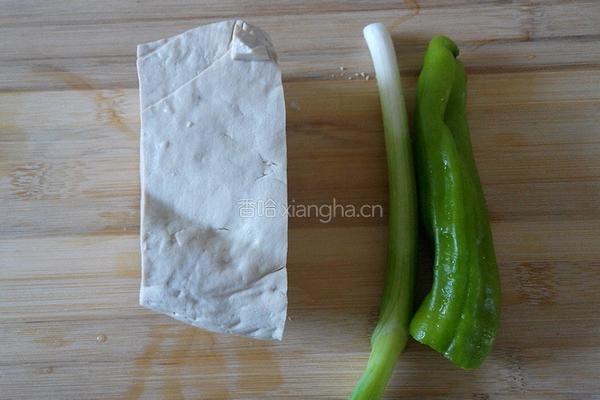 青椒豆腐的做法图解1