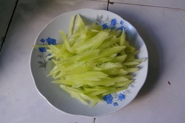 凉拌莴笋丝的做法图解1