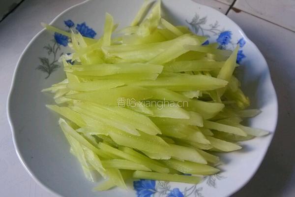 凉拌莴笋丝的做法图解2