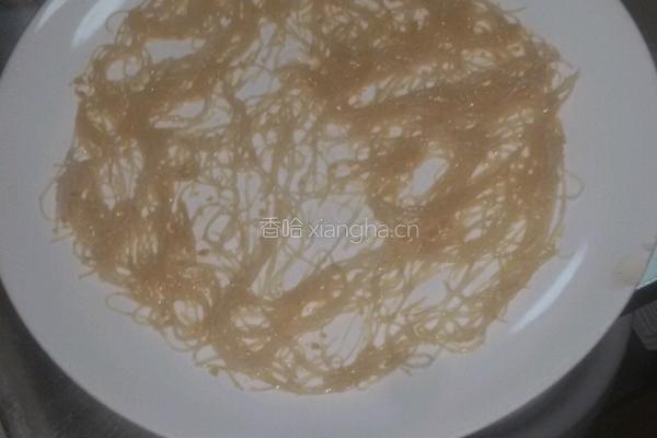 蒜茸粉丝蒸扇贝的做法图解1