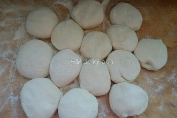 芹菜牛肉包子。的做法图解3