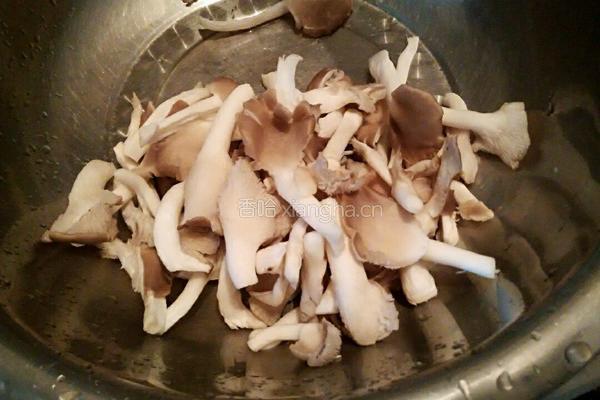 西红柿炒蘑菇的做法图解1