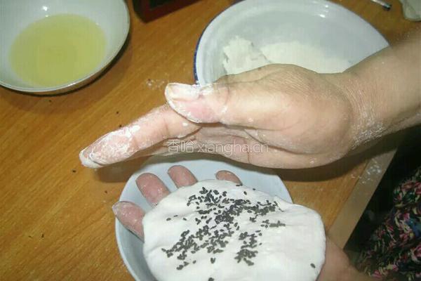 黑芝麻糯米饼的做法图解1
