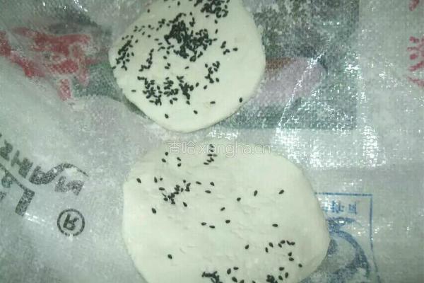 黑芝麻糯米饼的做法图解2