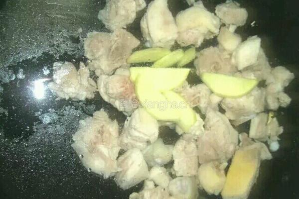 土豆鸭肉炖粉丝的做法图解2