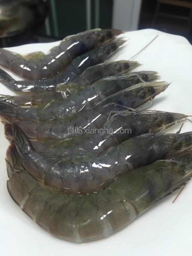 准备好新鲜的大虾