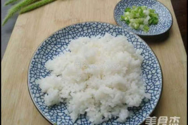 酱油炒米的做法图解1