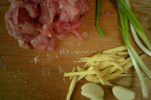 虎皮青椒炒肉丝的做法图解1