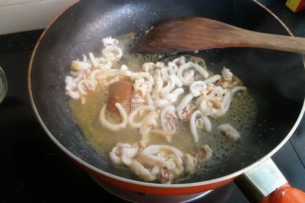 咖喱鲜鱿蛋炒饭的做法图解3