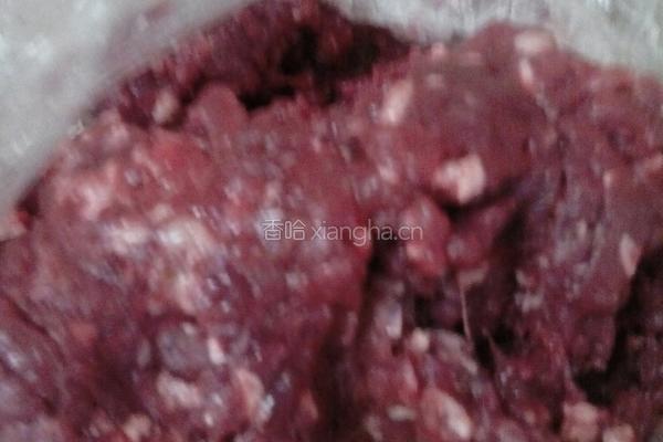 包子（芹菜.胡萝卜.牛肉馅的包子）的做法图解2