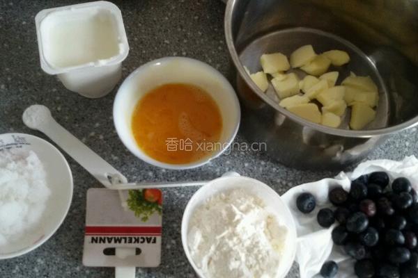蓝莓纸杯小蛋糕。的做法图解1